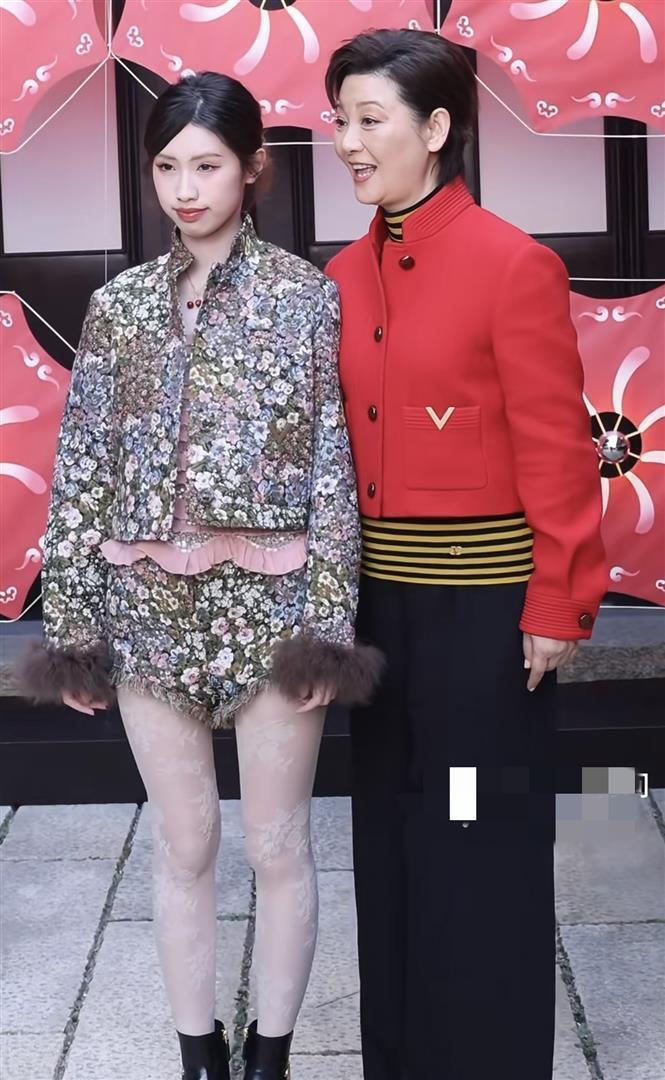 徐帆带养女徐朵出席活动，想牵女儿手被拒绝了，徐帆依然很宠爱她_腾讯新闻