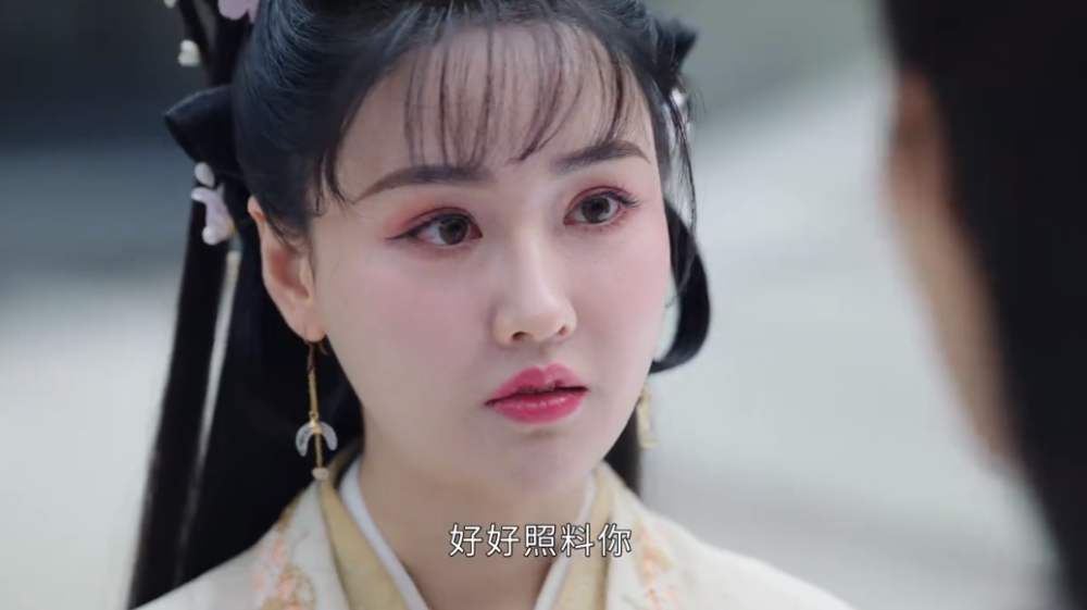 奔着白鹿看《长月烬明》,被"关系户"黄馨瑶吸引,这脸认真的?_腾讯新闻