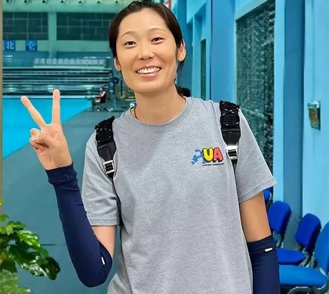 朱婷回国与家人团聚,在家里阳台挥手致意,与妹妹打羽毛球,归队倒计时