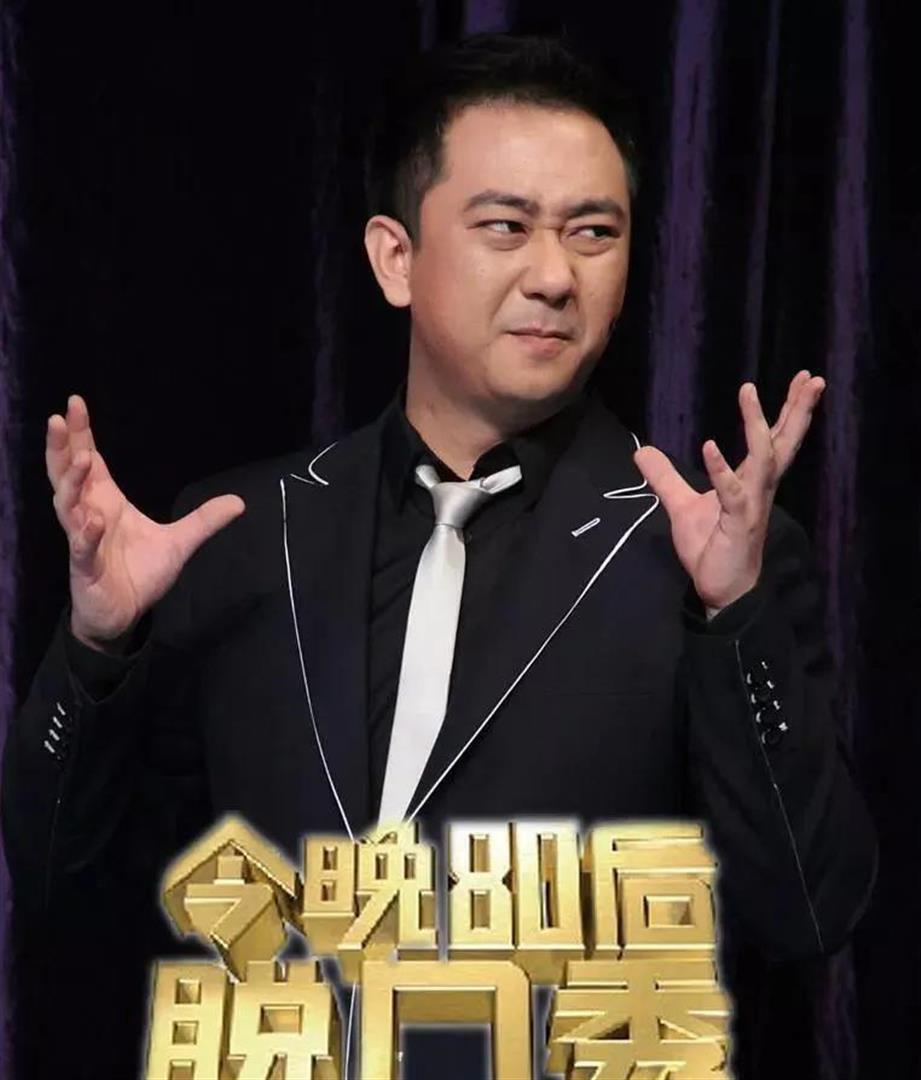 王自健穿着鲜艳西装,站在舞台中央,用一口京腔说出了开场词