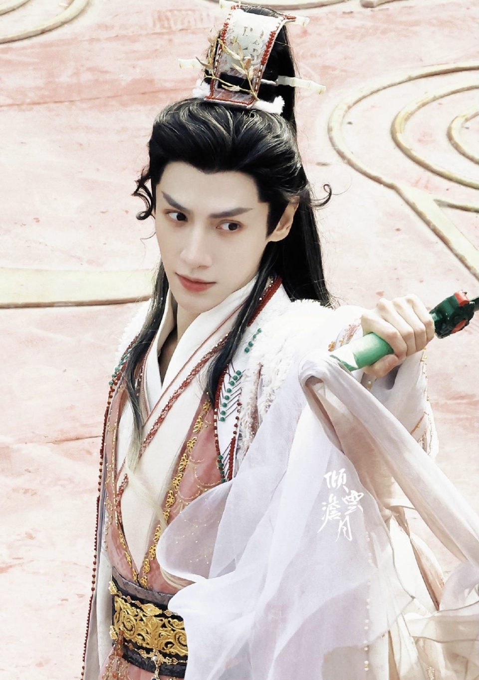 《水龙吟》开创男演员艳丽妆容先河,方逸伦这部剧才是真的花孔雀