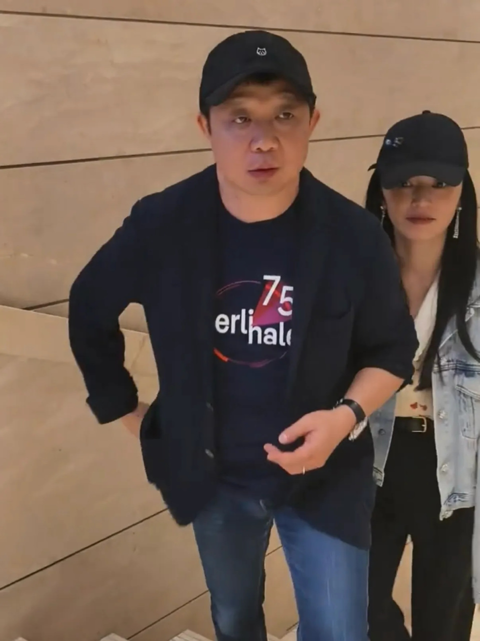 45岁姚晨和老公曹郁合体现身,素颜状态很美,两人越来越有夫妻相