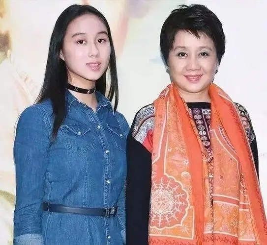 为何赌王何鸿燊78岁还能生何超欣?四太无意间说漏嘴,长见识了