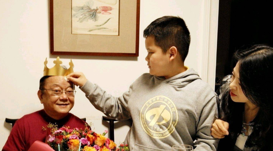 75岁王刚携儿子看球赛，父子穿亲子装，王一丁体型壮实颜值神似爸_腾讯新闻