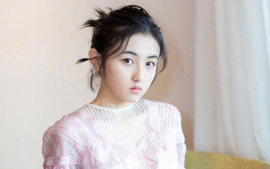 5岁开始拍广告,与焉栩嘉传绯闻,00后张子枫事业爱情一个不落