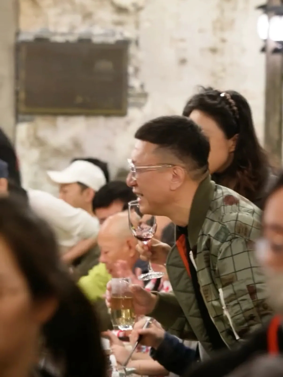 孙红雷携娇妻现身长桌宴，40岁王骏迪颜值在线，两人很有夫妻相_腾讯新闻