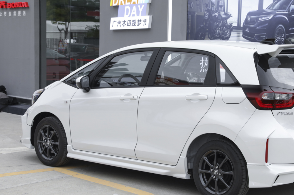 后鼓刹,布座椅,收音机,飞度"无限版"定价9.78万挺自信_腾讯新闻