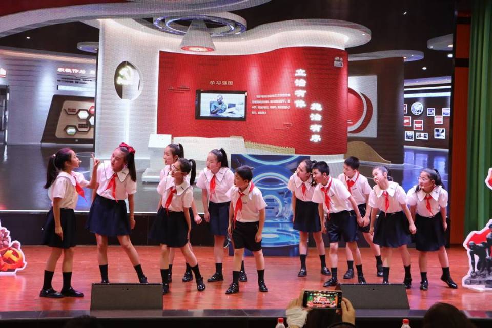 合唱朗诵与戏剧表演四川德阳这所学校举办艺术节与阳春三月互动