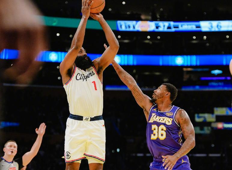 東契奇43+9+13完勝哈登，小卡14中6不敵四旬詹皇，湖人4連斬快船 - 