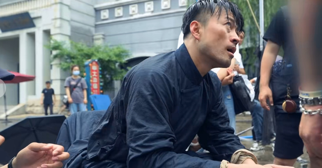 冯兵饰演的马伯乐,却让我摸不透,有场戏是他直面宋卓文,挑明了,"你和