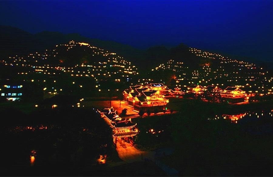 吊脚木楼,万家灯火,相互交融,夜景璀璨.