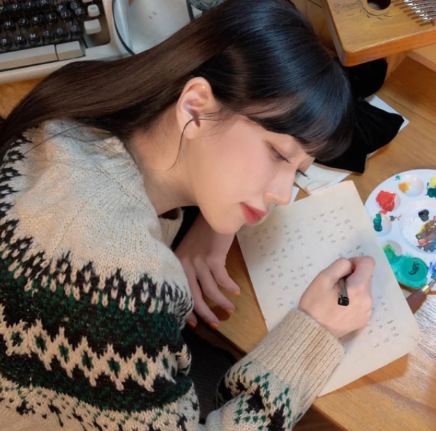 24岁韩国歌手金娜熙突然去世,死因不明,去世当天曾晒自拍一脸失落