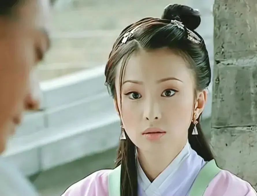 演完《倚天屠龙记》22年后演《墨雨云间》,差点没认出,年轻时好美