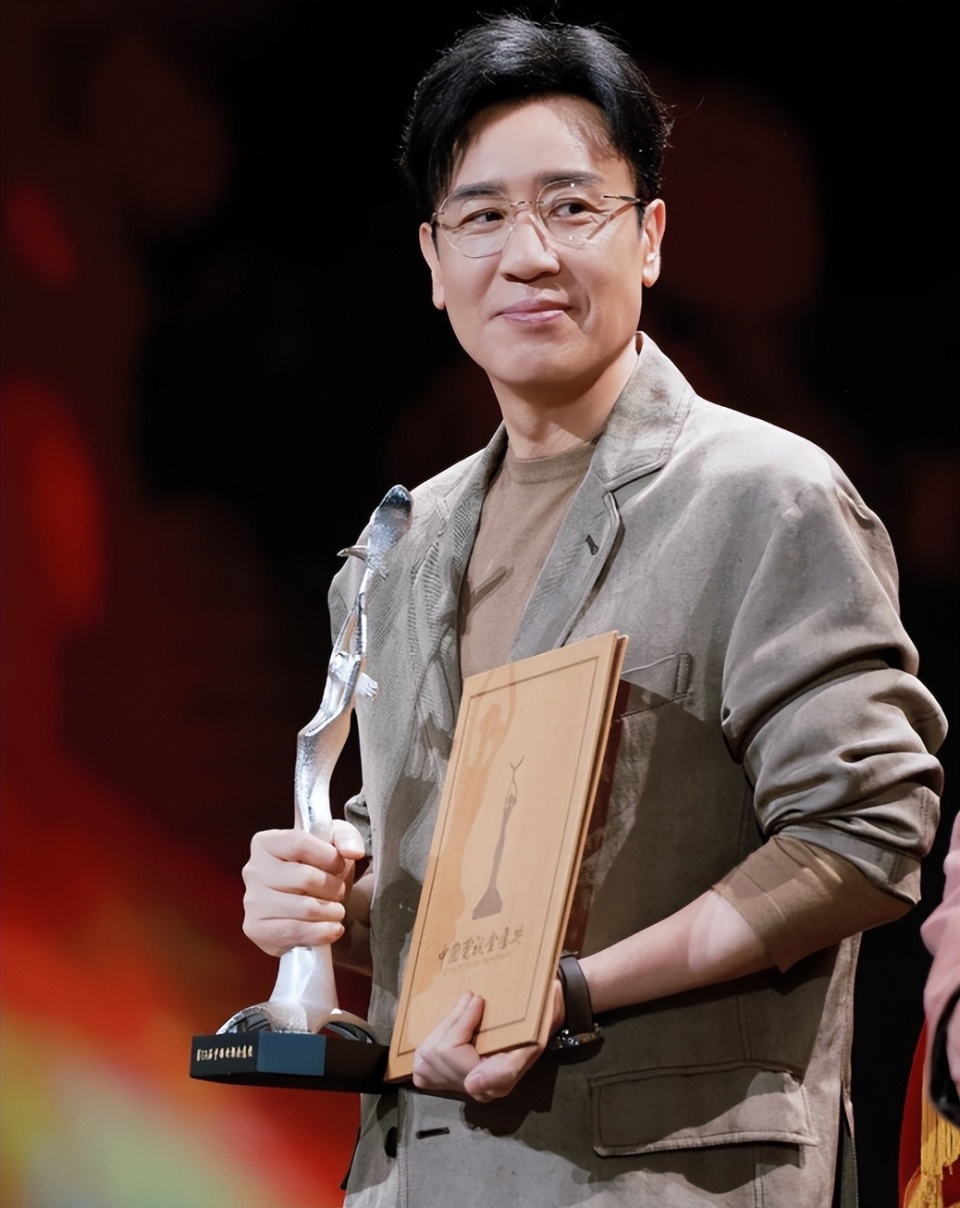金鹰奖这晚：杨紫复古 蒋欣好瘦 宋佳气质绝