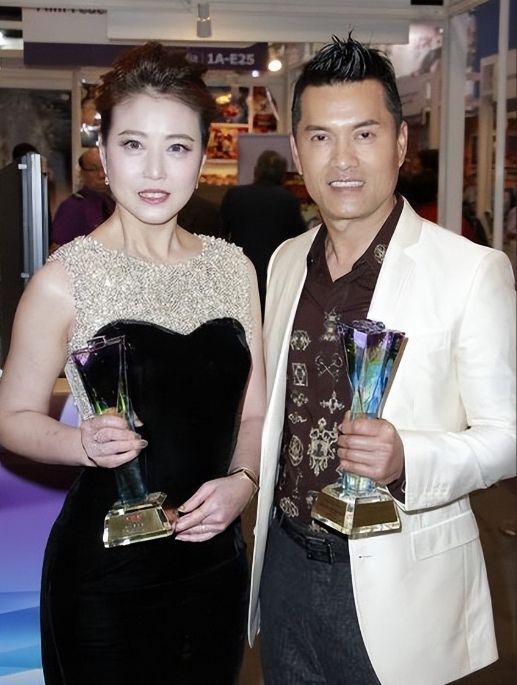 周海媚去世!母亲带全家宣布死因,和吕良伟闪婚闪离终身未育_腾讯新闻