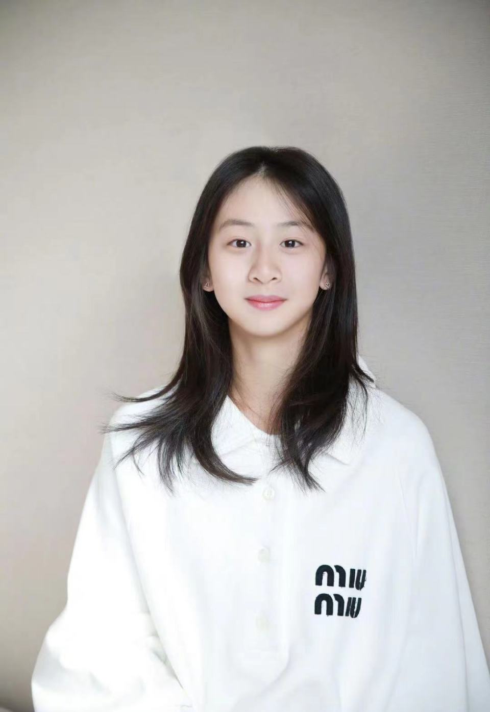 18岁黄多多舞台造型成熟,让人惊艳,网友:和16岁森碟像两代人_腾讯新闻