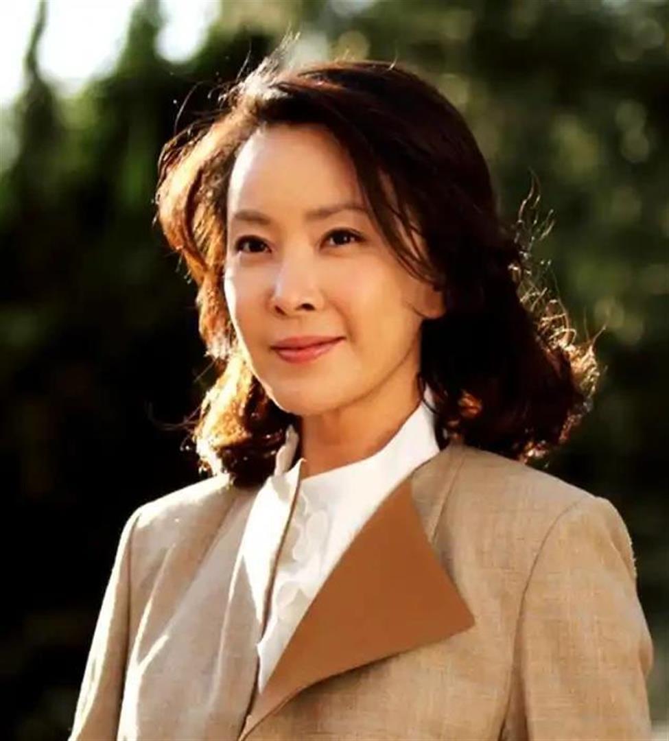 顏值不輸陳數，演技不輸趙麗穎，如今50歲演小城大事，紅了 - 