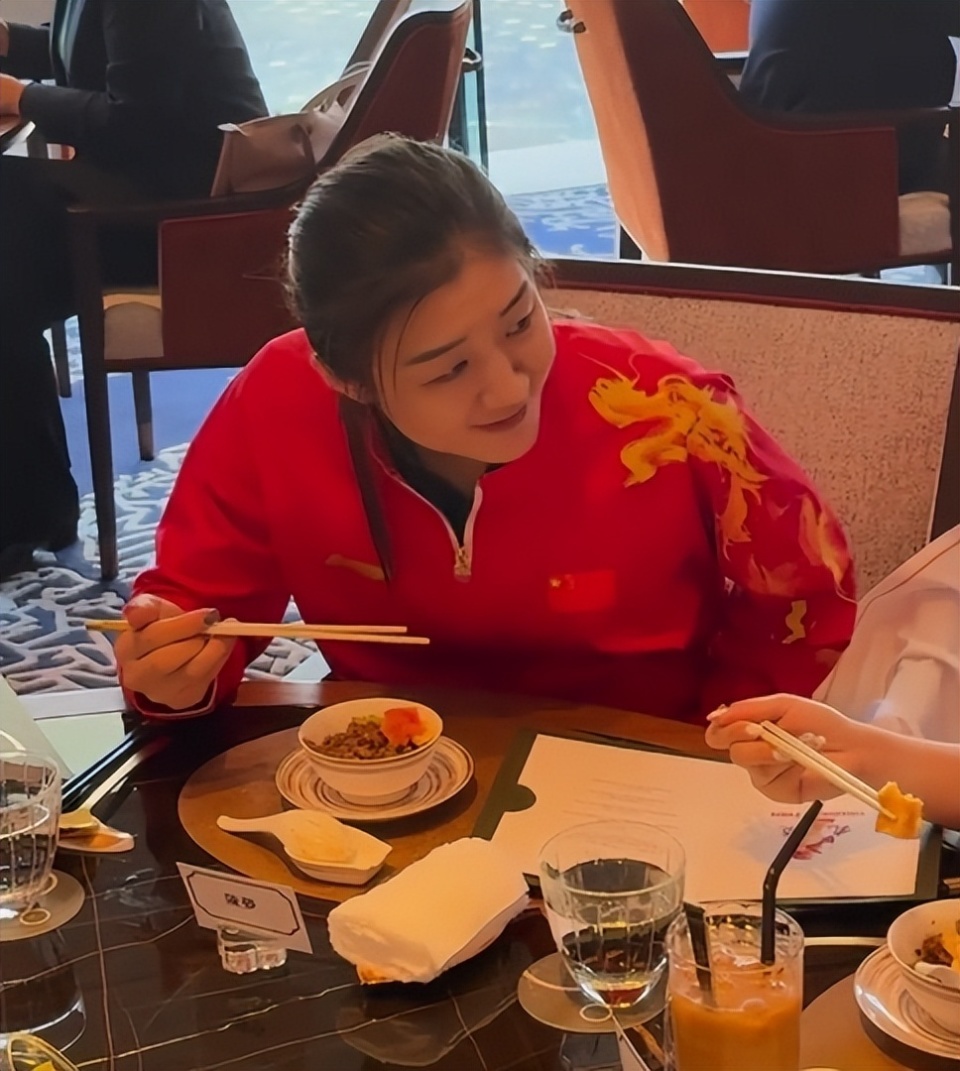 全红婵亲自下厨做西红柿炒蛋 大厨秘方味道不简单(2)