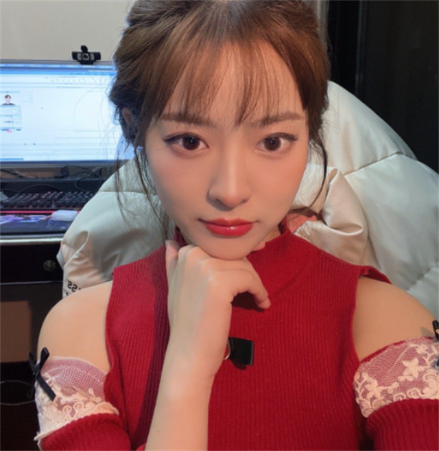 lpl的女解说里,一笔姐kris是比较漂亮的一位.