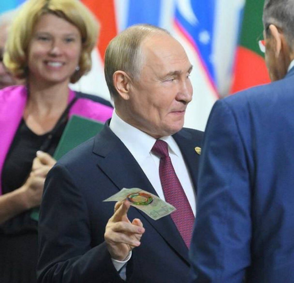 普京展示“金砖币”，面值100印有中国龙-腾讯新闻