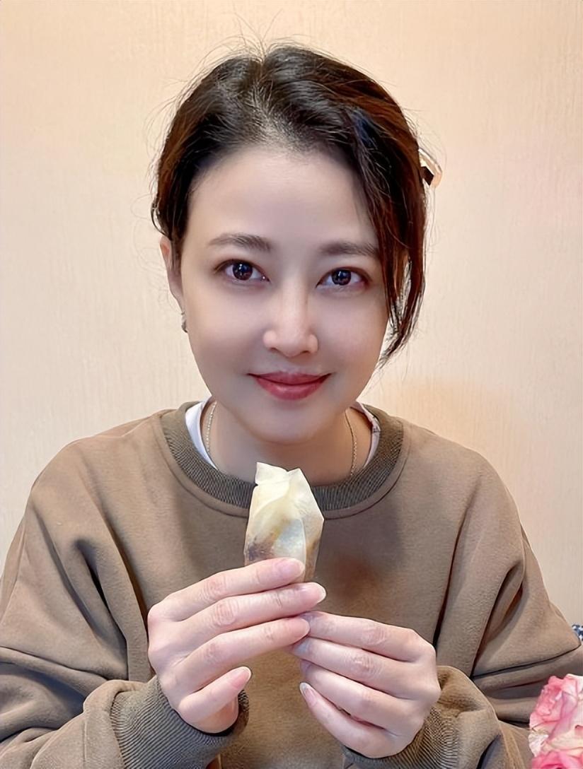 周海媚离婚33年57岁仍孤身一人不婚不孕的她在追求什么