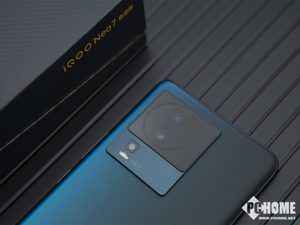 iqoo neo 7竞速版延续像素字符 皮革撞色的设计元素,摄像头模组设计则