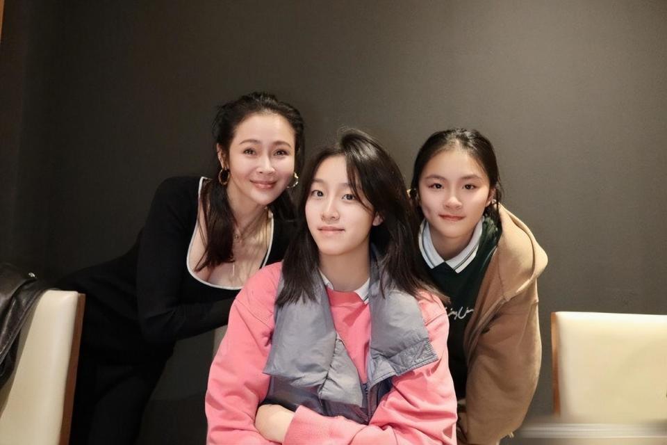 于明加一家四口巴厘岛度假,俩千金美貌出众,富豪丈夫出镜被打码