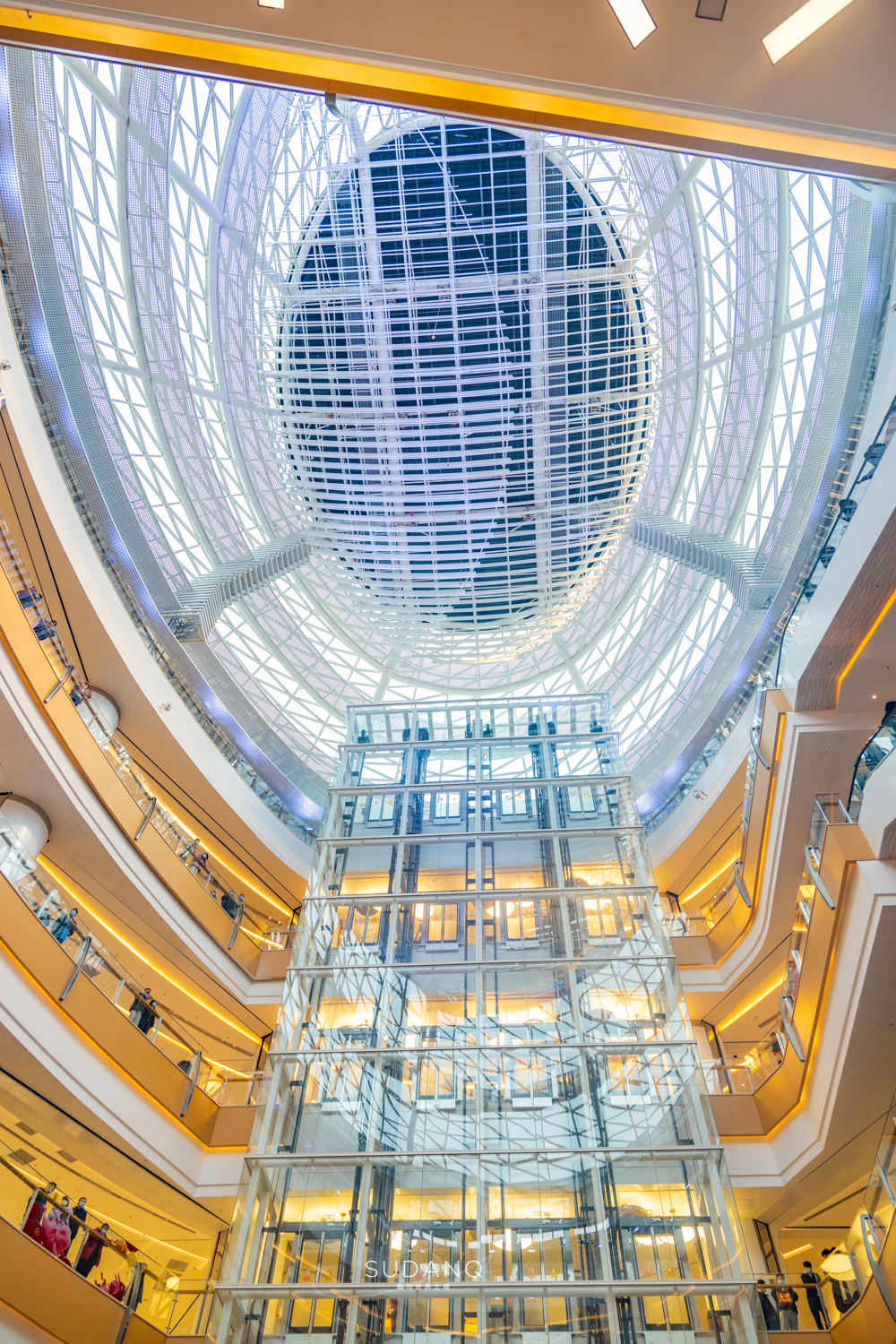 据悉,武商梦时代的体量超过了世界之最迪拜mall,整体构造为地上9层