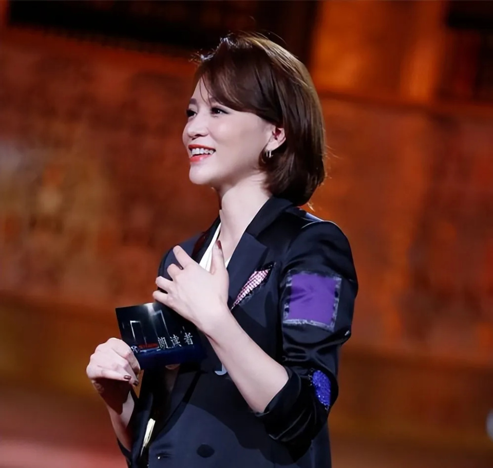 董卿回归主持《朗读者》大受欢迎,她还向周涛炫耀10岁的儿子