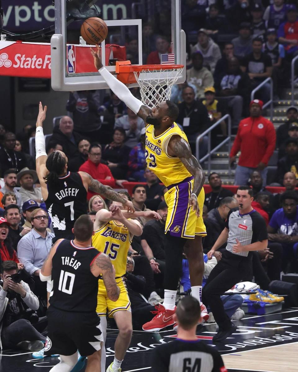 詹姆斯晒照庆祝大逆转湖人官方直呼国王39岁连创新高历史第一