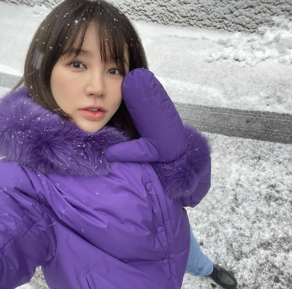 尹恩惠的时尚造型,展现自信笑容,迎接幸福的2024