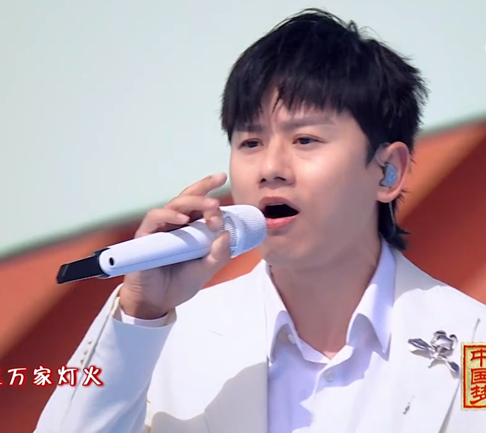 央视五一晚会:曾黎惊艳,张杰发胖,檀健次全程闭眼唱歌_腾讯新闻