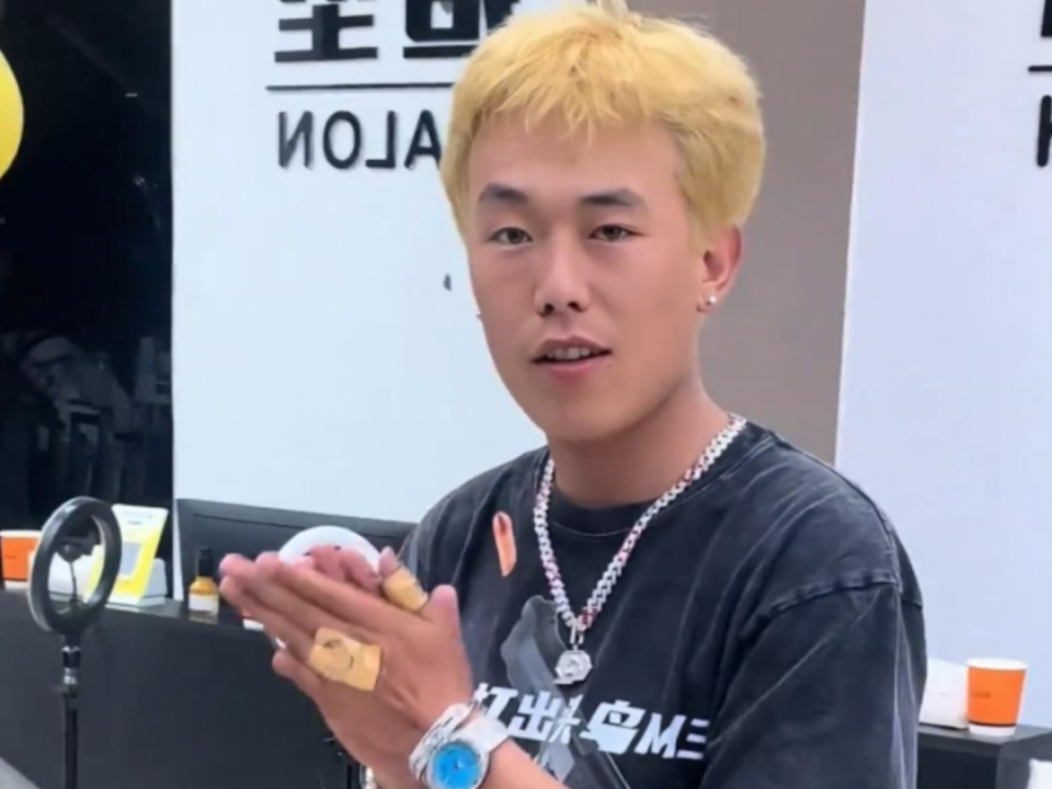 因为喜欢一些欧美说唱歌手的vibe(言语做派),于是染了发,绑了脏辫,给