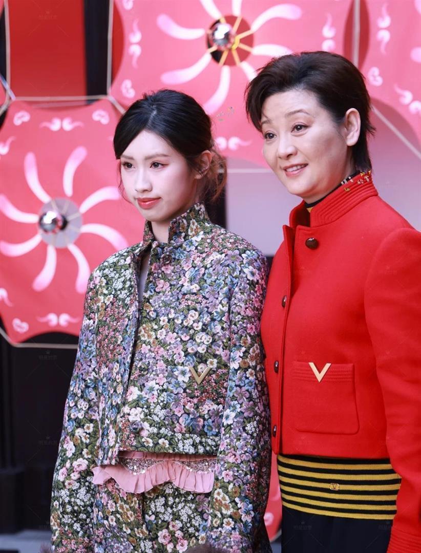 冯小刚女儿出席上海活动，花裤衩太大被嘲精致土，拒绝妈妈拉手...-腾讯新闻