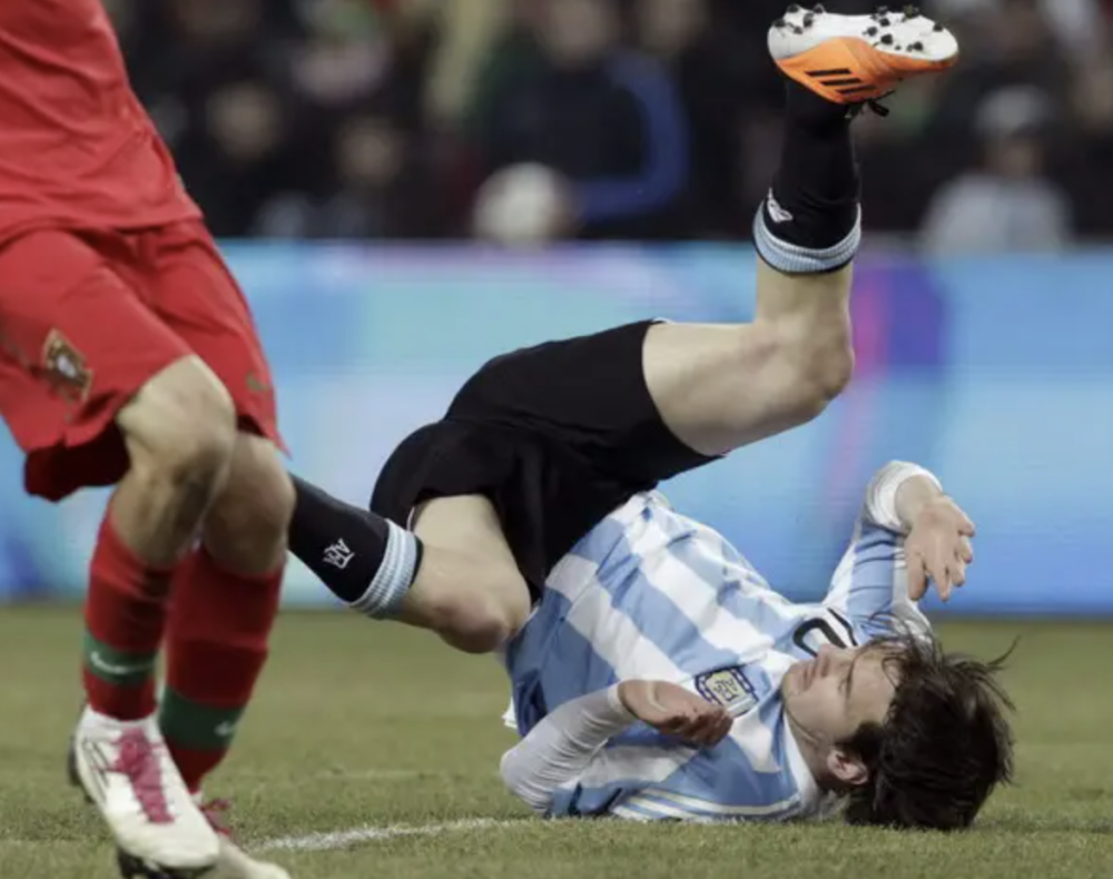 世界杯决赛梅西假摔?捂脸倒地翻滚数圈_腾讯新闻