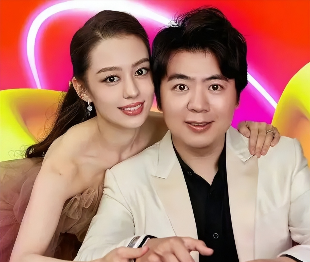 郎朗夫妇带两岁儿子度假孩子腿长个高纤瘦的吉娜抱娃显吃力