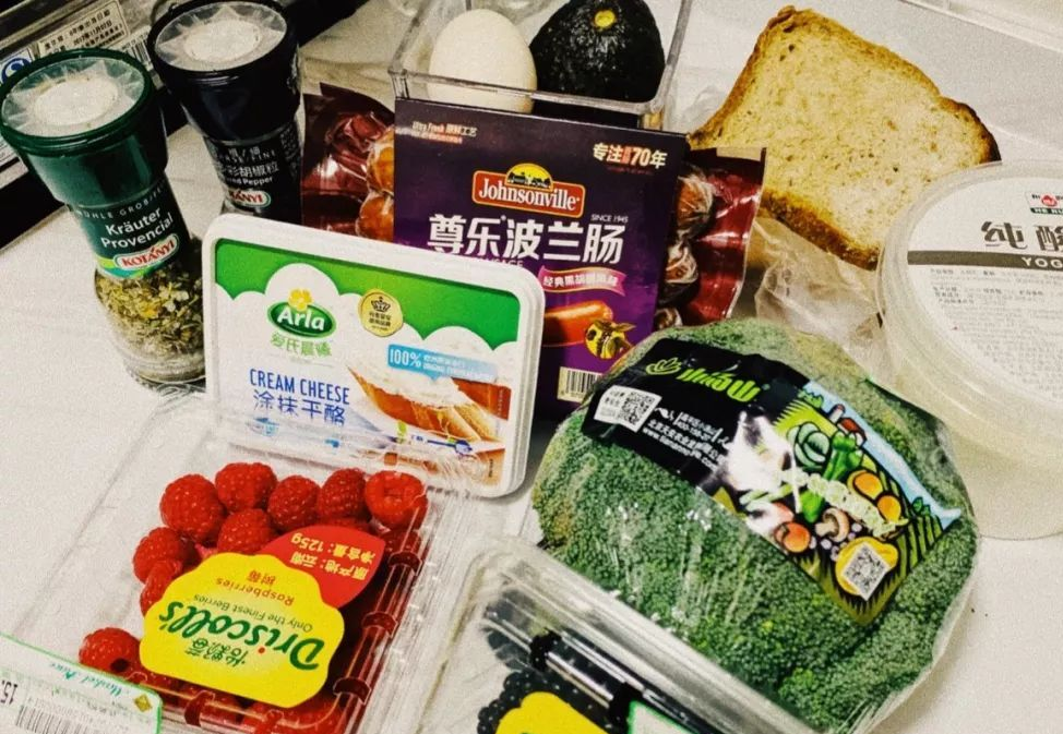 辜负什么都不能辜负自己的胃；东京回来专门去三里屯买了我最爱的bad farmer的迷你吐司，牛油果也是刚刚好 所以今天决定做一个牛油果酱开面三明治......➡️小科普：开面三明治 open face