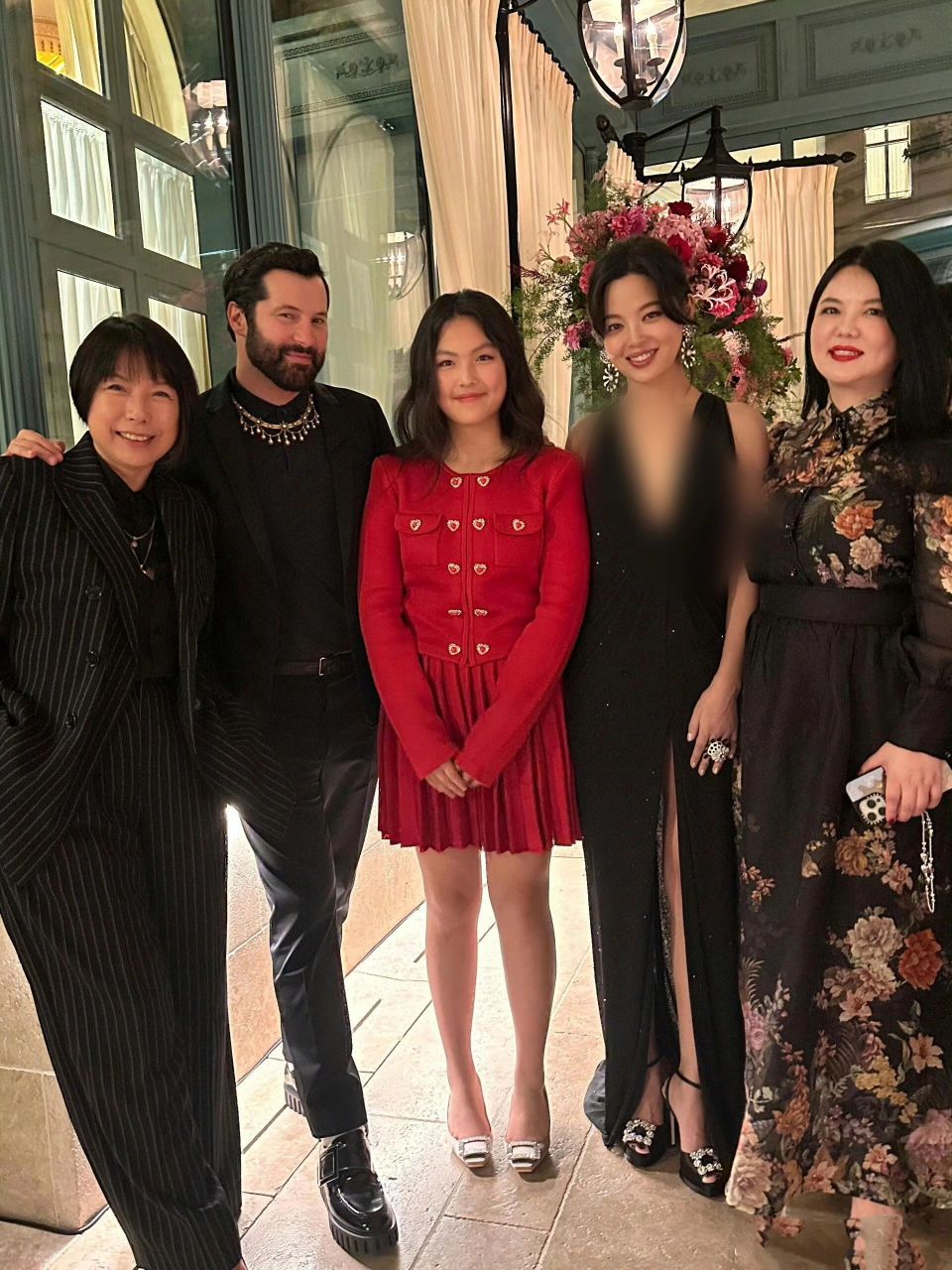 之后李湘带着王诗龄出席晚宴,与明星辛芷蕾以及一众时尚圈大佬合照