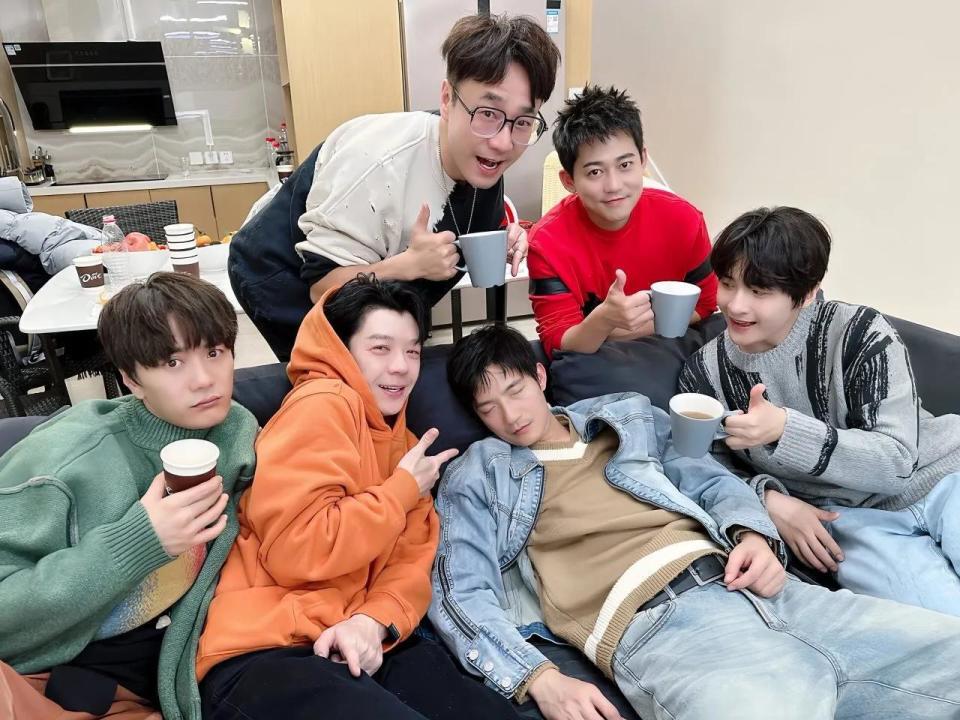 全员加速中定档年初七0713院人两大男团pk网友老弱病残凑齐