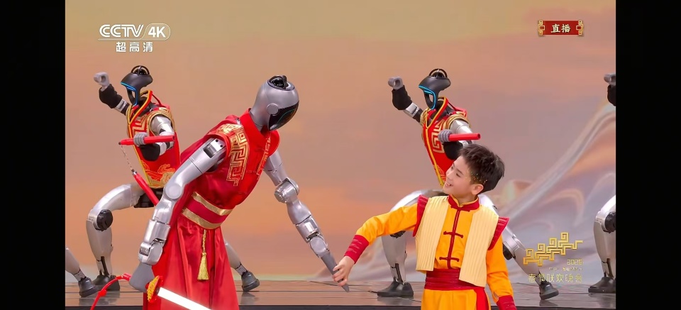 央视春晚武术节目《武BOT》亮相，宇树人形机器人演绎传统武术_腾讯新闻