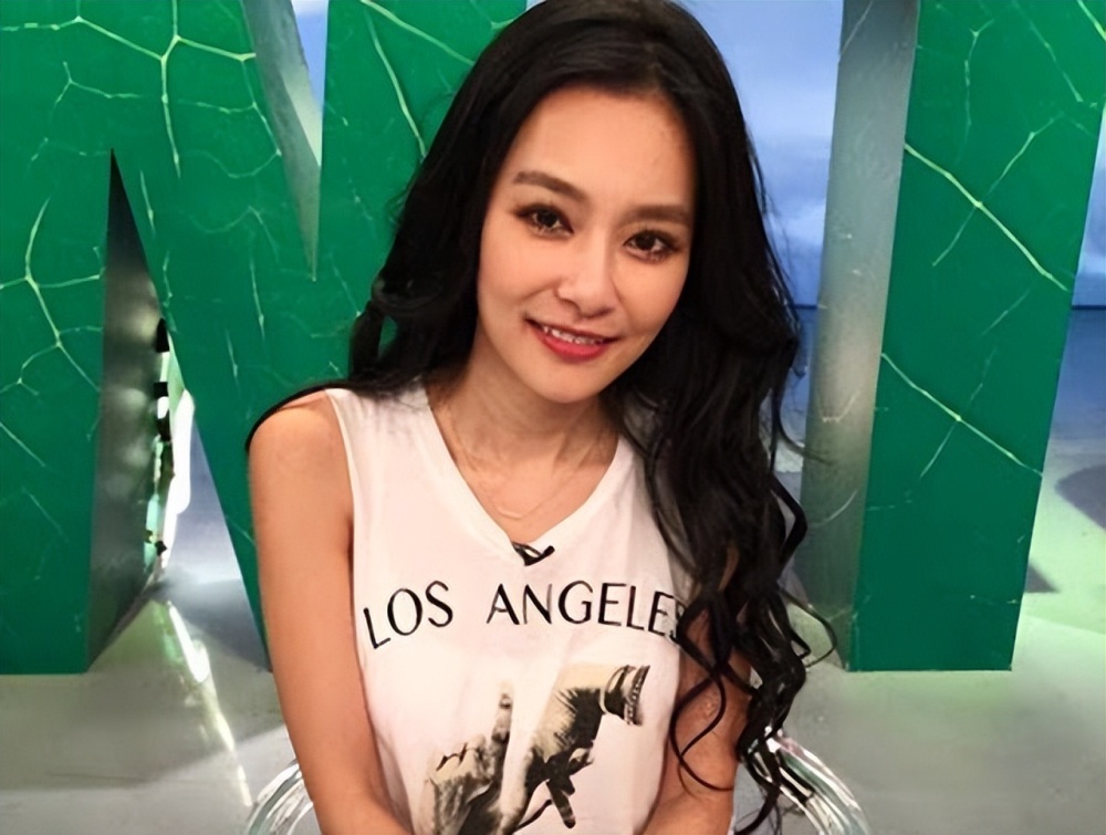台湾艺人王思佳:明明是综艺咖,为装名媛背假包,狂炫富终翻车_腾讯新闻