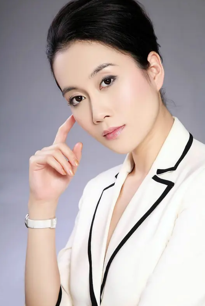 温峥嵘:赵薇是她师姐,嫁给初恋20多年,丈夫身份依旧神秘_腾讯新闻