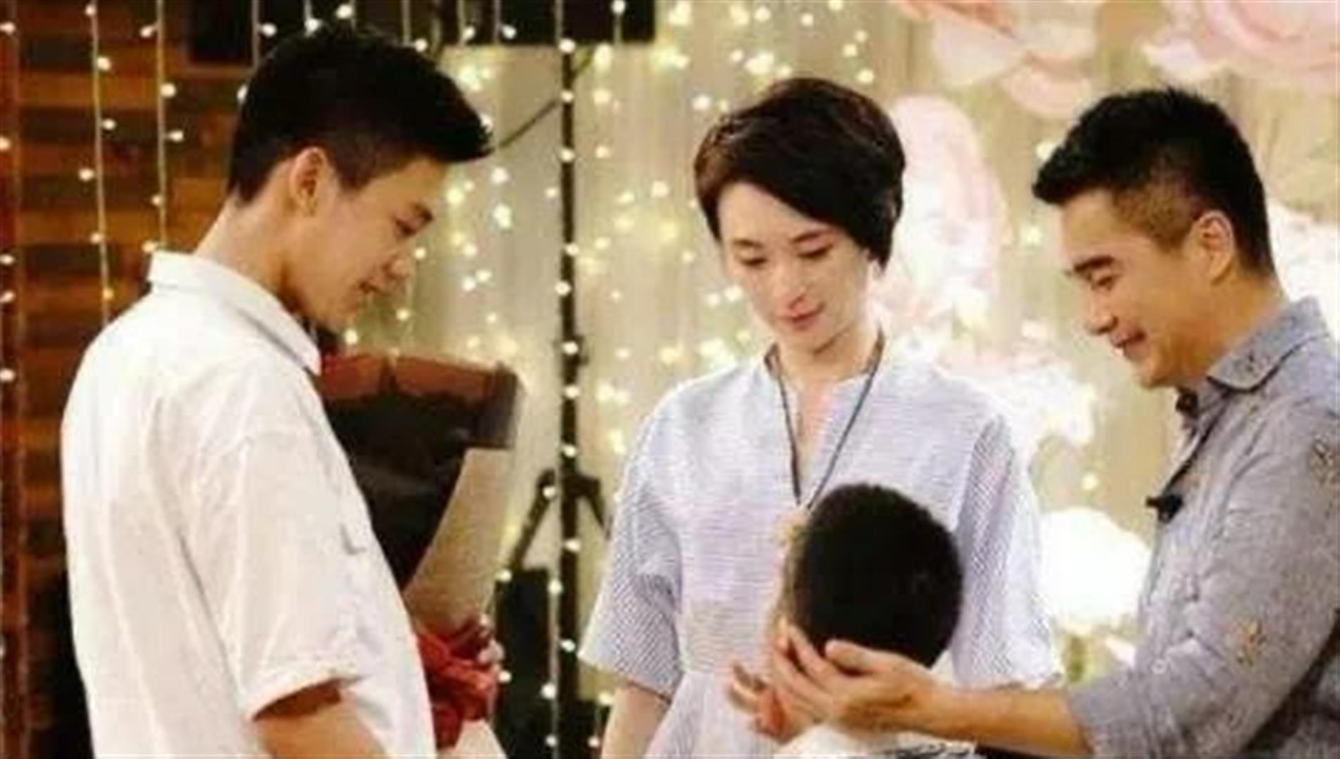 許亞軍現身何晴葬禮，兒子許何捧着媽媽遺像，父子倆穿黑衣很悲傷 - 