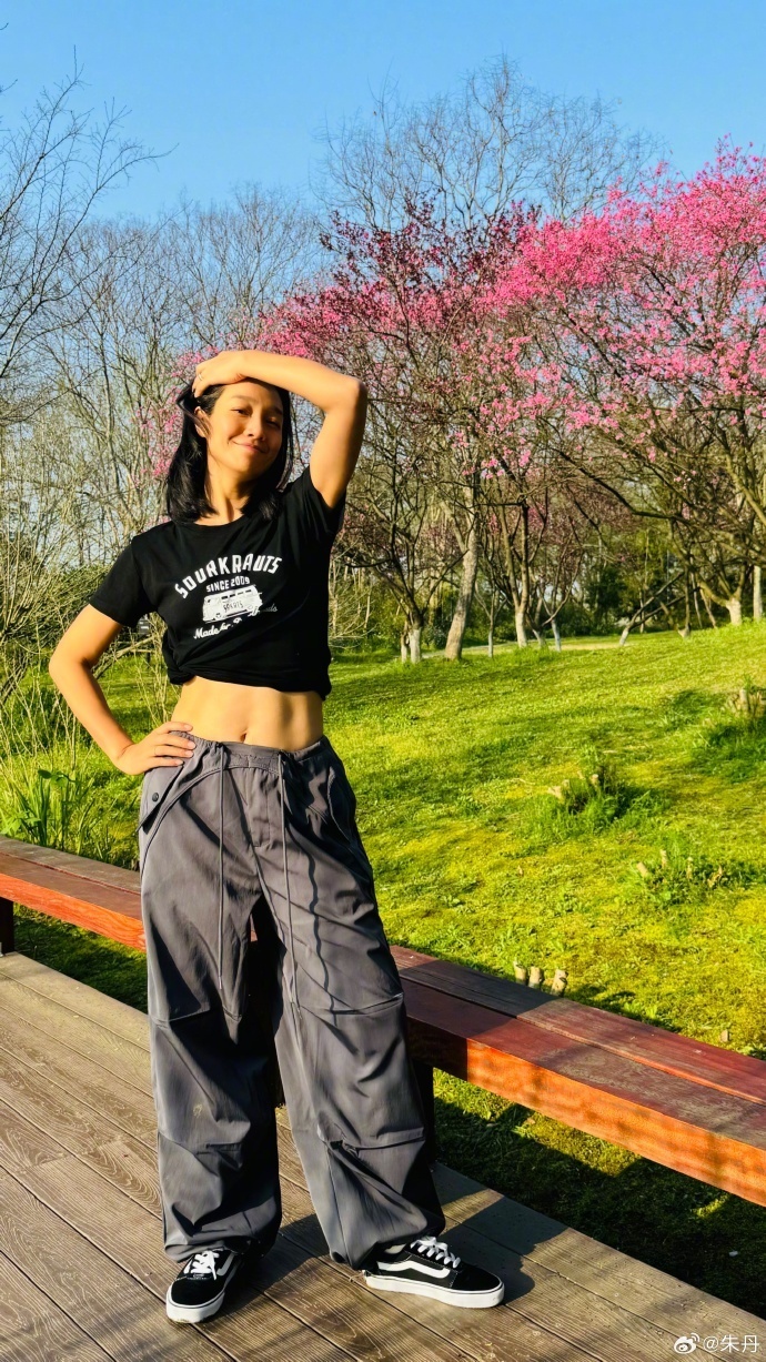 朱丹带娃出游,辣妈瘦出马甲线,3岁儿子穿鞋子踩水坑玩超嗨_腾讯新闻