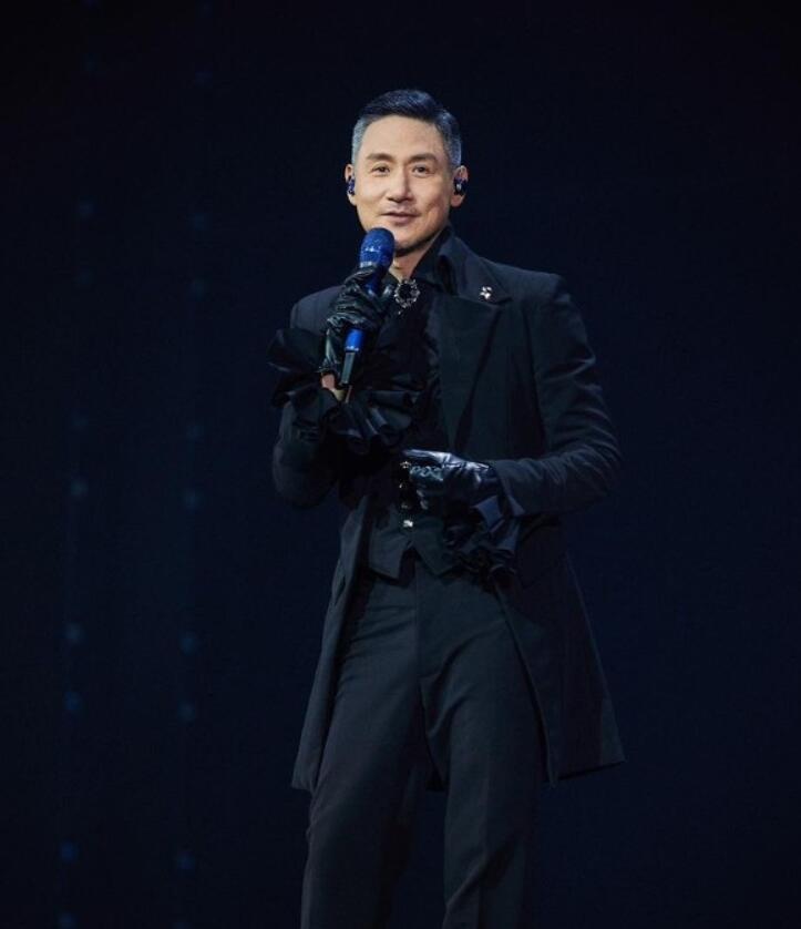 62岁张学友演唱会上眩晕滑倒,健康状态引担忧,本人亲回身体现状