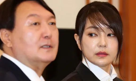 西服,打着红色领带的尹锡悦在总统就职两周年国民报告会暨记者会上说