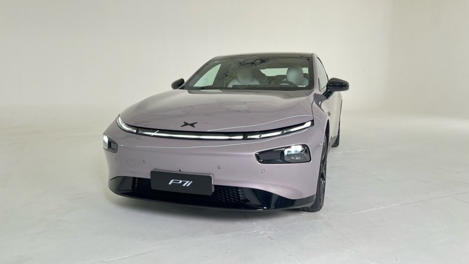 将拉风进行到底,小鹏p7i两驱鹏翼版实拍_腾讯新闻