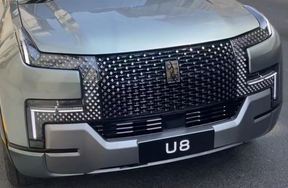 量产比亚迪仰望U8上街拍照，车标比BYD高级多了，何惧奔驰路虎？_腾讯新闻