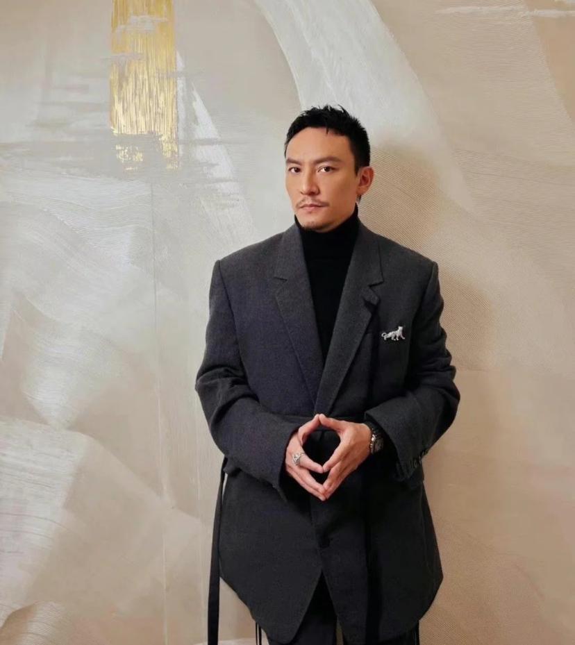 46岁张震现身上海看展,状态维持超好不显老,超模身材健硕匀称_腾讯