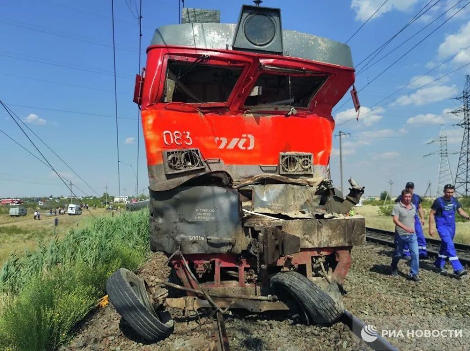 突发!俄罗斯一货车撞上火车,致9节车厢脱轨,140人受伤